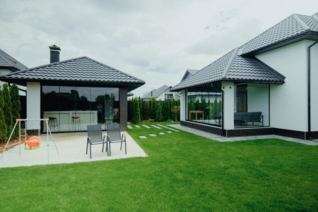 Безрамне розсувне скління як сучасний елемент архітектури та дизайну